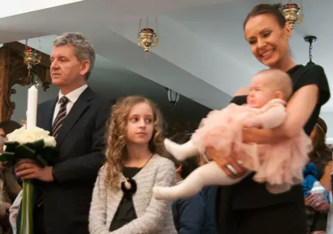 Monica Petrică a botezat o fetiţă, chiar în ziua premierei „România dansează"! Uite ce drăgălașă este FINUȚA EI! FOTO