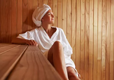 Relaxează-te la saună! Află cât de sănătos este să faci acest lucru