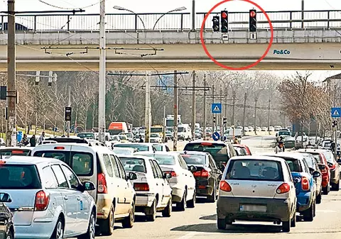 Semaforul ăsta ţine 8 secunde | Este spaima şoferilor care circulă constant în nordul Bucureştiului!