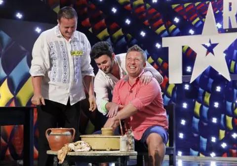 Smiley şi Pavel Bartoş se reprofilează! Prezentatorii Românii au talent se apucă de olărit | FOTO