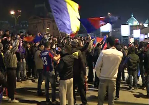 SĂRBĂTOAREA STELEI! Sute de fani petrec în Piaţa Universităţii