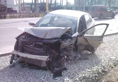 Taxi făcut praf în staţiunea Mamaia! Două persoane au fost rănite