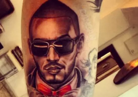 Asta da nebunie! Un apropiat al lui Velea şi-a tatuat chipul artistului pe mână!