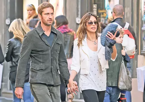 Mădălina Ghenea şi Gerard Butler şi-au reînnoit jurămintele de iubire | FOTO