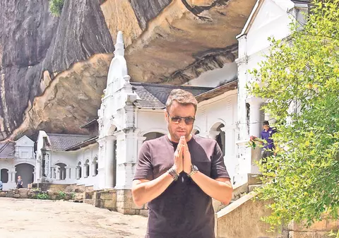 Cătălin Botezatu a fost în pelerinaj la mănăstirile din Sri Lanka: «M-am rugat să-mi întâlnesc dragostea adevărată»