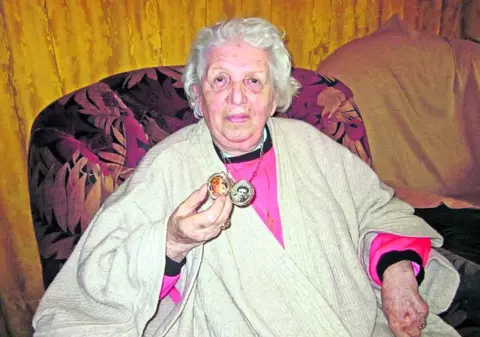 EXCLUSIV! Iolanda Nicolaescu, sora maestrului, este nedespărţită de fotografia lui: «O să-l port pe Sergiu în acest medalion până voi muri»