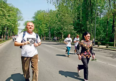 La 65 de ani, Ecaterina Andronescu a alergat 3 km în pantaloni şi cămaşă: «Nici nu am adidaşi în casă»