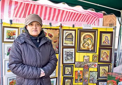 O profesoară din Târgu Mureş s-a perfecţionat într-o artă neobişnuită! Face picturi pe coji de ouă