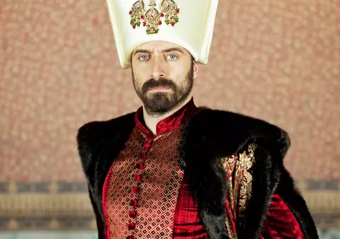 Ea este ADEVĂRATA SULTANĂ! Iată cum arată soţia lui Halit Ergenc, sultanul Suleyman Magnificul! FOTO