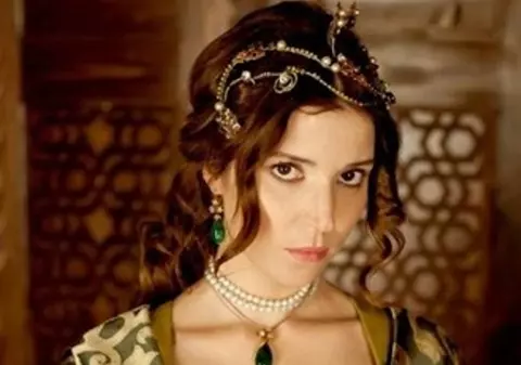 Actriţa Selma Ergec, SULTANA HATICE din "Suleyman Magnificul", este UN MODEL RENUMIT cu DOUĂ FACULTĂŢI! FOTO