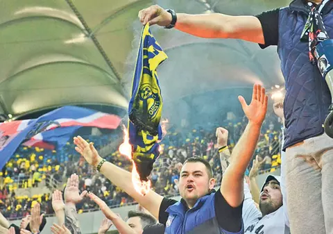 Suporterii Stelei au ars fularul, dar «i-a ars» Petrolul! FOTO / VIDEO
