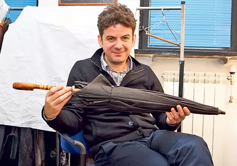 Actorul Vlad Zamfirescu, care joacă în piesa «Maitreyi», a primit de la o spectatoare un cadou inedit: "Sper să-mi poarte noroc umbrela lui Eliade"