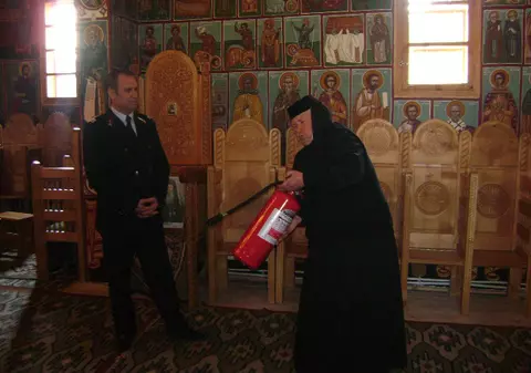 Pompierii suceveni verifică mănăstirile şi bisericile din judeţ