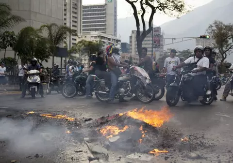 Proteste în Venezuela! Cel puțin șapte morți, după victoria protejatului lui Chavez în alegerile prezidențiale - FOTO 