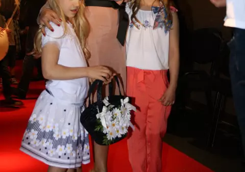Iată cât de grijulie a fost Oana Niculescu Mizil cu nepoţelele ei la o prezentare de modă! Să fie un semn? FOTO