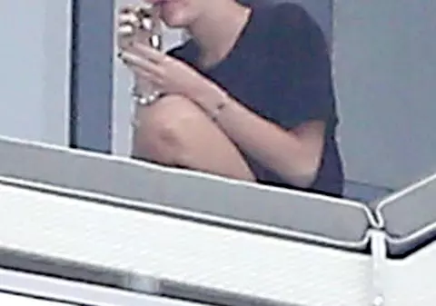 Toate îi merg pe dos! Părăsită de iubit înainte de nuntă, Miley Cyrus a fost surprinsă în timp ce FUMA MARIJUANA! FOTO