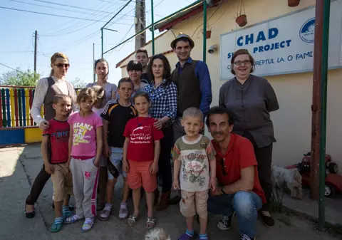 Designerul Dorin Negrău a împărţit daruri de Paşte unui centru de copii 