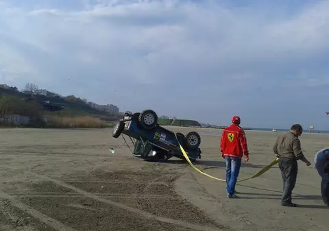 Distracţia costă! S-a răsturnat cu maşina pe plaja din Constanţa | FOTO