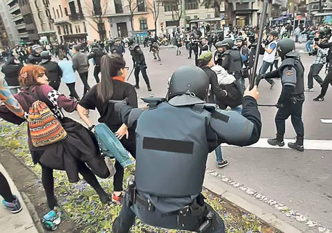 «Rebeliune» în Spania! Bătaie cu poliţia din cauza austerităţii la Madrid