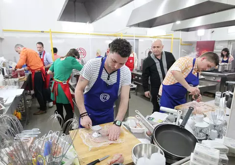 Concurenţii de la Masterchef îşi testează limitele! Trebuie să gătească pentru 200 de persoane la cantina socială 