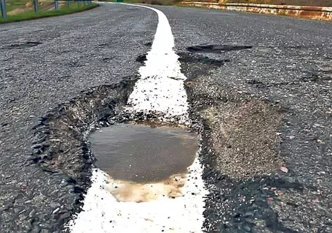 România, ţara tuturor posibilităţilor! Au vopsit… gropile din asfalt!