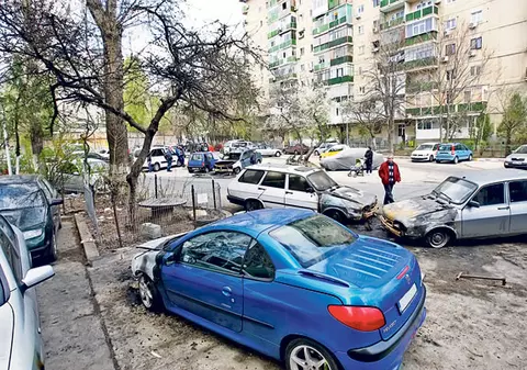 12 maşini şi o motocicletă, făcute scrum | FOTO