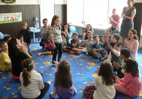 Copiii cu autism, ajutaţi să meargă la şcoală