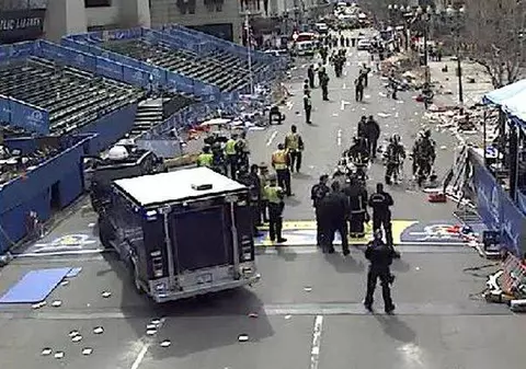Poveste înfiorătoare! Un băiețel și-a îmbrățișat tatăl și apoi a fost doborât în atentatul de la Boston