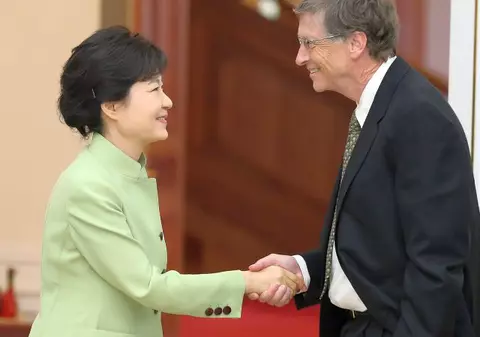 Bill Gates și-a pus în cap toată Coreea de Sud! Ce gest a făcut miliardarul la întâlnirea cu președintele acestei țări - VIDEO 