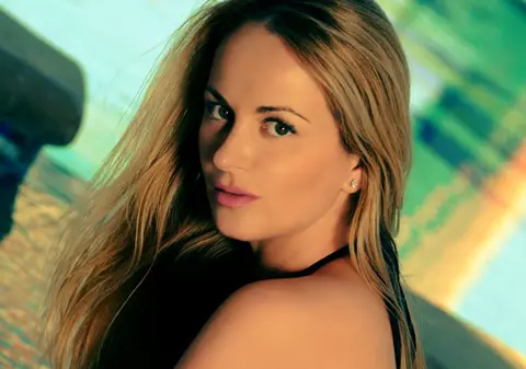 Delia Antal urmează ritualul de frumuseţe al Cleopatrei! A făcut baie în 10 litri de lapte, miere şi petale de trandafiri 