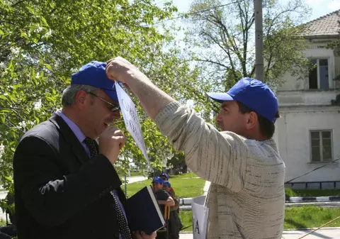 Un senator PPDD a fost luat la mişto de greviştii de la Uzinele Sodice Govora