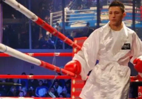 Un român se bate în gala lui Mayweather