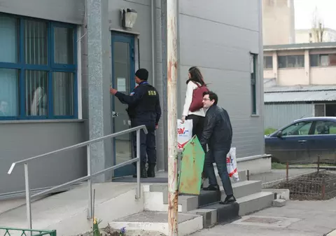 Ministrul Nicolae Bănicioiu a vizitat-o la spital pe fetiţa pe care a ajutat-o să trăiască! Sora ei nu a supravieţuit, după ce un tir le-a lovit!FOTO