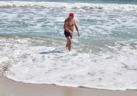 N-a mai avut răbdare să vină vara! A vrut să facă baie în mare astăzi | FOTO