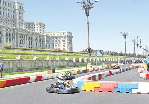 S-au dat cu maşinuţele lângă Palatul Parlamentului