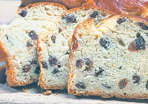 Studenţii de la Universitatea Hyperion dau cozonaci gratis