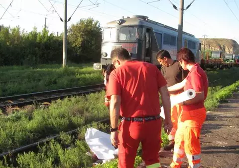 O maşină a fost spulberată de un tren, în Timiş: 3 morţi