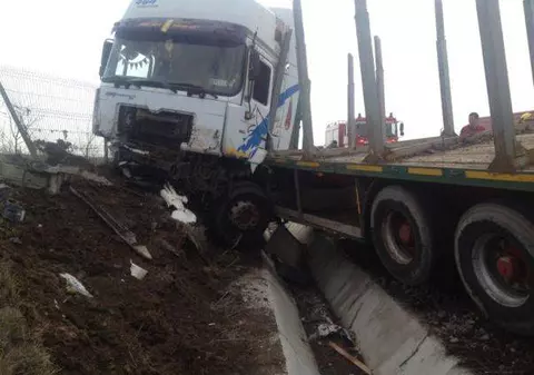 Accident pe DN 1 B! Microbuz spulberat de un TIR