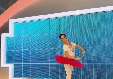 Cât de flexibilă este colega lui Liviu Vârciu! Ana-Maria Barnoschi, în postura de balerină | FOTO