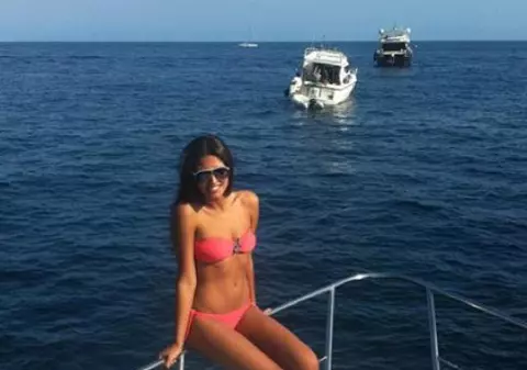 ANTONIA, mai lasă SHAORMA! Uite cum își etalează ȘUNCULIȚELE, într-un TRICOU MULT PREA SCURT! FOTO ÎN ARTICOL