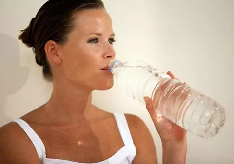 De ce reţinem apa în organism? Află posibilele cauze!