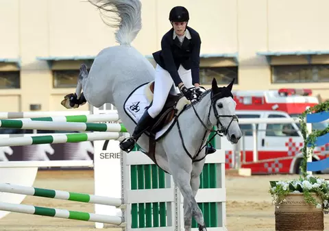 CHELTUIELI EXORBITANTE! Moştenitoarea lui Onassis dă anual MILIOANE de DOLARI NUMAI pe transportul cailor!