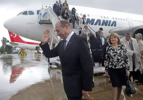 Traian Băsescu a rămas FĂRĂ AVIONUL PREZIDENŢIAL. A reziliat oficial contractul cu TAROM pentru AVIONUL VIP!