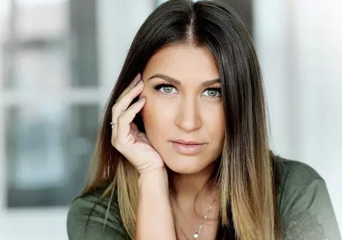Cami Negrea, hairstylist: „Clăteşte-ţi părul cu apă rece dacă vrei să fie strălucitor!"