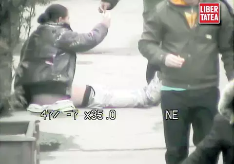 EXCLUSIV! Cerşeşte dezbrăcată în centrul Capitalei - VIDEO 