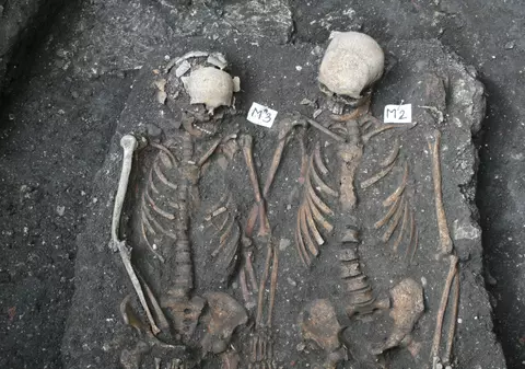 «Romeo și Julieta». Scheletele unor tineri care se țin de mână, descoperite la Cluj