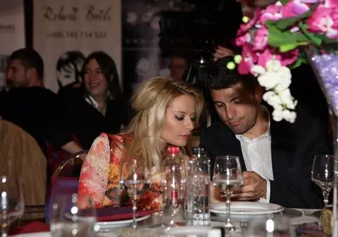 MAMA lui COSMIN o menajează pe LAURA COSOI! Vezi la ce treburi mici o PUNE SOACRA pe BLONDĂ!