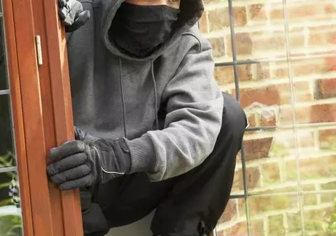 Un hoț a sunat la 112 și a cerut să fie salvat de polițiști