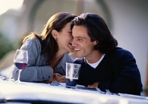 Studiu: 48% dintre bărbaţi se îndrăgostesc la prima vedere