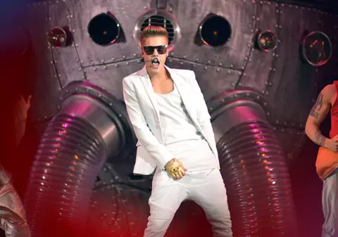 La 19 ani, Justin Bieber este decis SĂ-ŞI "TRĂIASCĂ" VIAŢA! În autocarul lui s-au descoperit DROGURI!